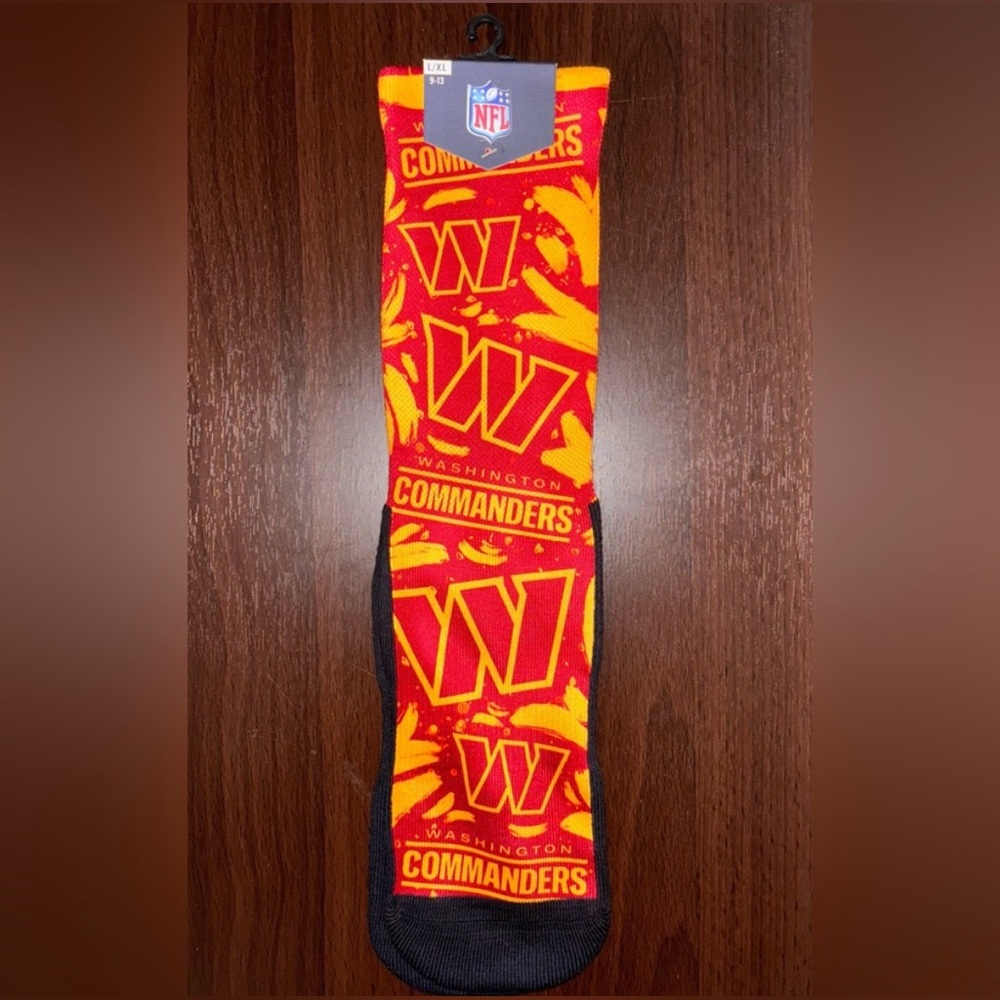 WASHINGTON COMMANDERS ROCK ‘EM NOVELTY CREW SOCKS NWT MEN’S SHOE SIZE 9-13